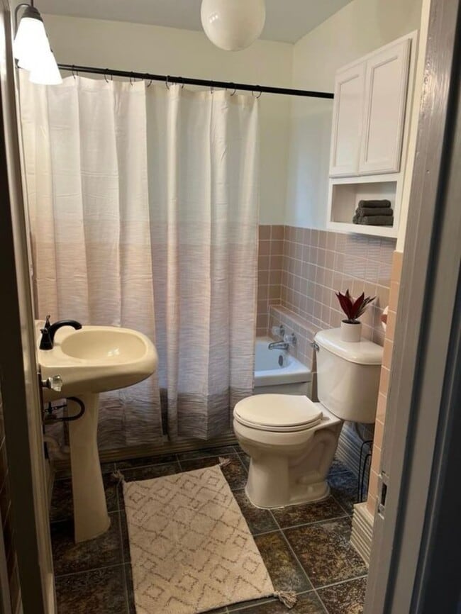 Building Photo - Beautiful 4 Bedroom Home Near Blackstone!