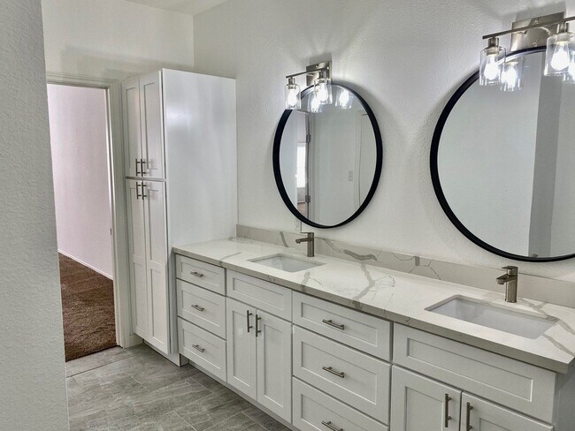 Building Photo - 632 Wilcrest Dr