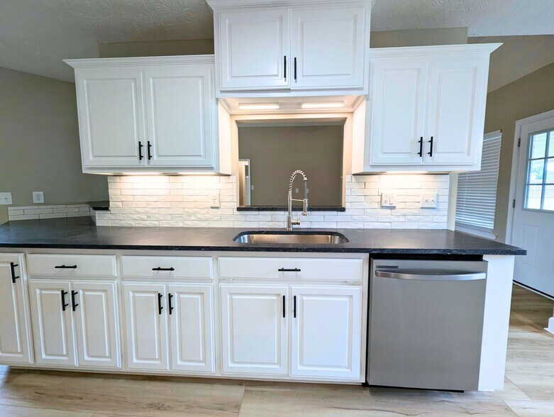 Building Photo - 223 S Springfield Dr