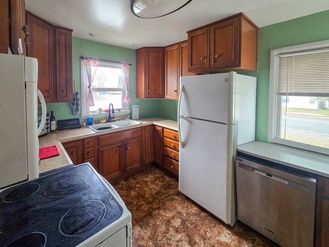 Building Photo - 635 S Cedar St