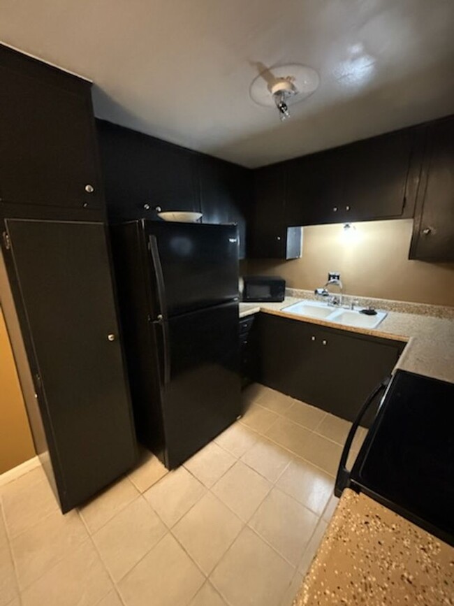 Building Photo - Clean 1 Bedroom / 1 Bathroom Condo in Cali...