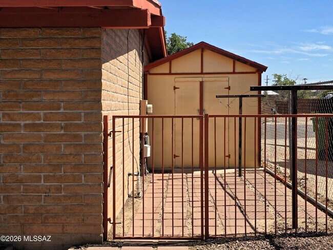 Building Photo - 2351 W Placita Algodon