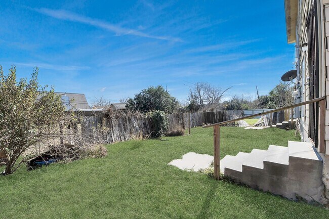 Building Photo - 10217 Teneha Dr