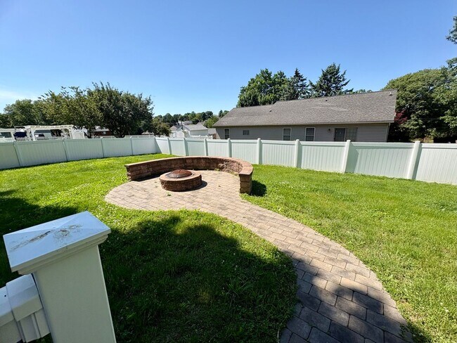 Building Photo - 4 Bedroom 2 Bathroom in Harrisburg!