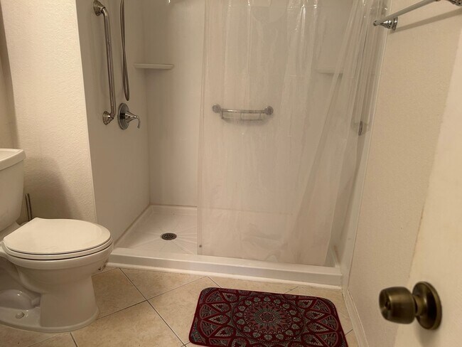 Building Photo - Charming 2 bedroom/ 2 bath condo