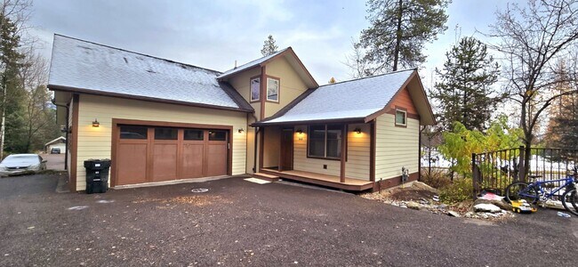 Primary Photo - Close to Golf, Skiing, Swimming, Hiking....