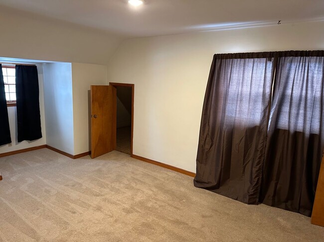 Building Photo - 517 Blue Earth St