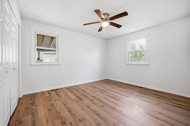 Building Photo - Three Bedroom House