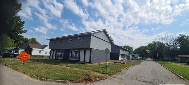 Building Photo - 400 E Van Buren St