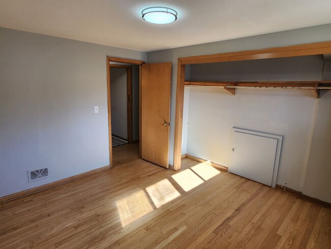 Building Photo - 2 bedroom upper