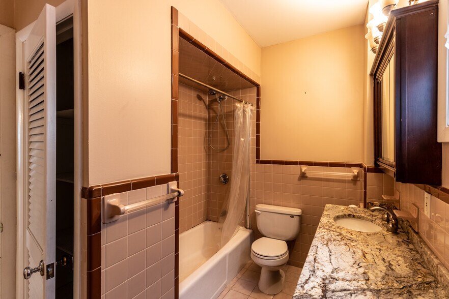 Building Photo - 162 Walnut St