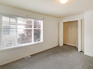 Building Photo - Great Crown Hill Townhouse Near Carkeek Pa...