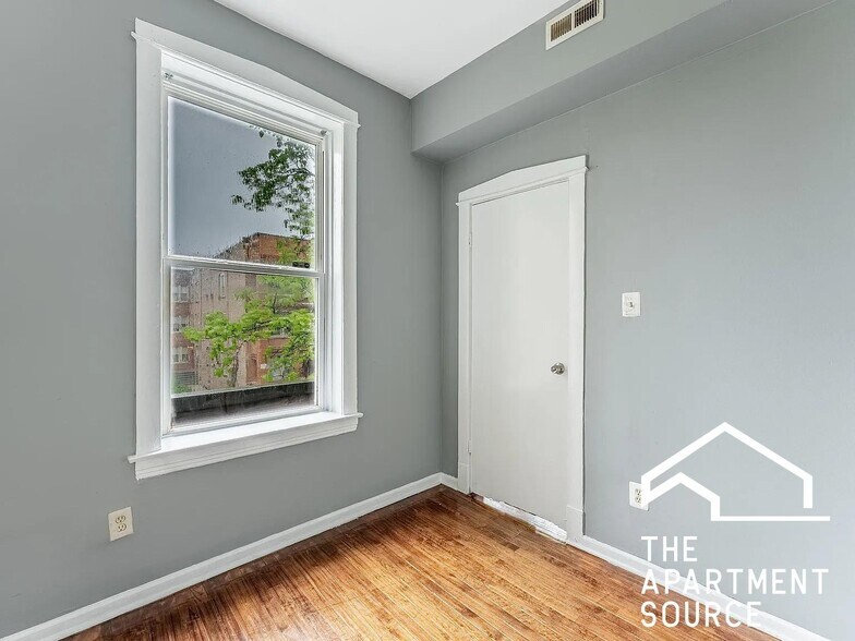 Building Photo - 1426 S Avers Ave