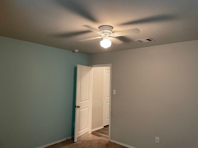 Building Photo - AVAILABLE IN BULVERDE!  In Hidden Trails S...