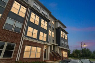 Building Photo - Beautiful and within walking distance to a...