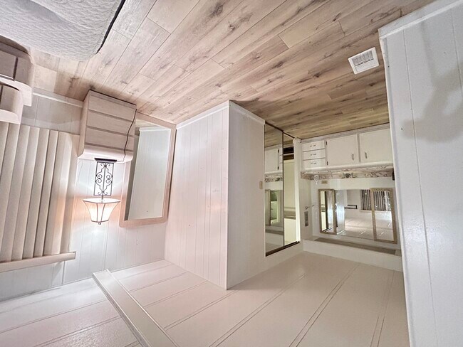 Building Photo - 8888 Kings Dr