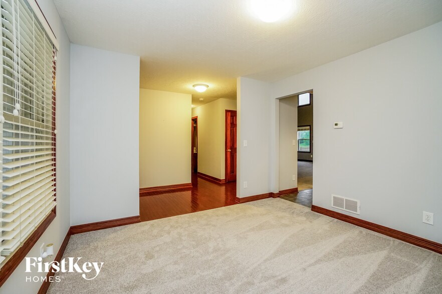 Building Photo - 936 Poppleton Pl N