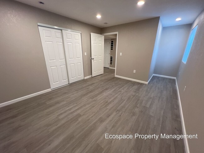 Building Photo - 3 Bed 1 Bath in Denver's Elyria Swansea Ne...