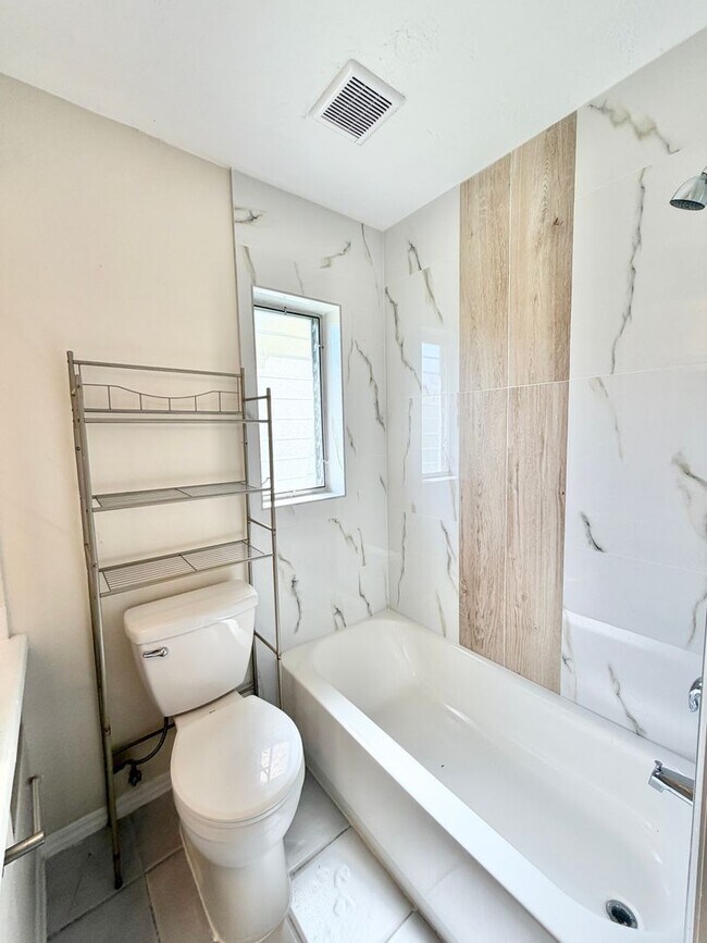 Building Photo - Roppo (561 SWB)