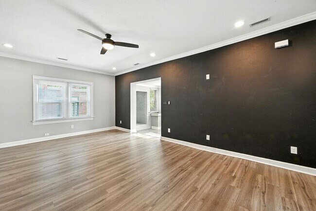 Building Photo - 931 Kenton Ave