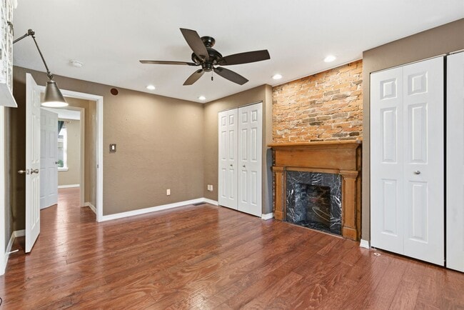 Building Photo - Charming 3 Bedroom/4 Bathroom Detached Home Located In The South Side Flats.  Available Immediately.
