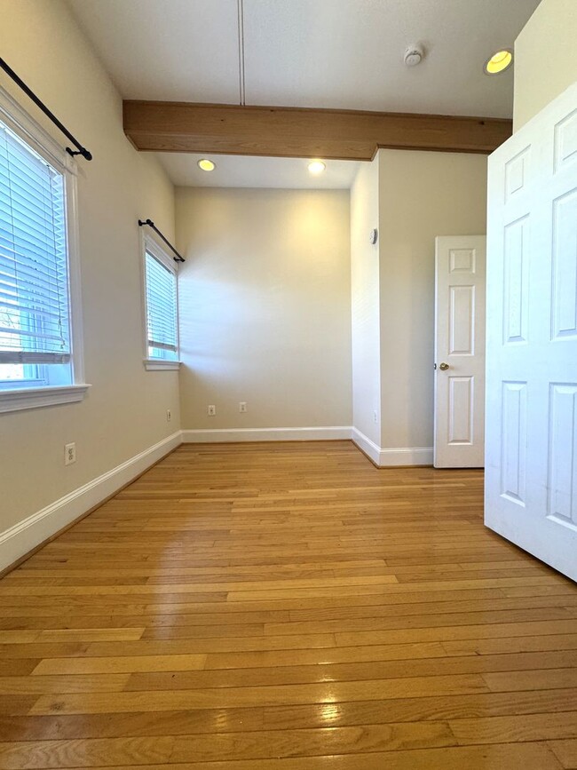 Building Photo - Charming 1BR/1BA Condo in the Heart of Shaw – Parking Included!