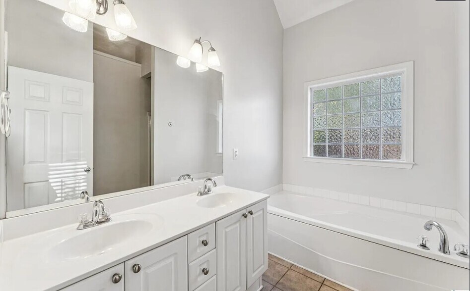 Building Photo - 2012 Ansley Dr