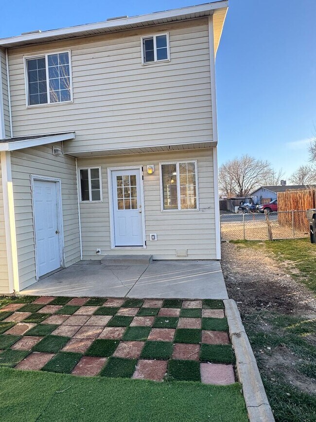 Building Photo - 481 1/2 Tracy Dr