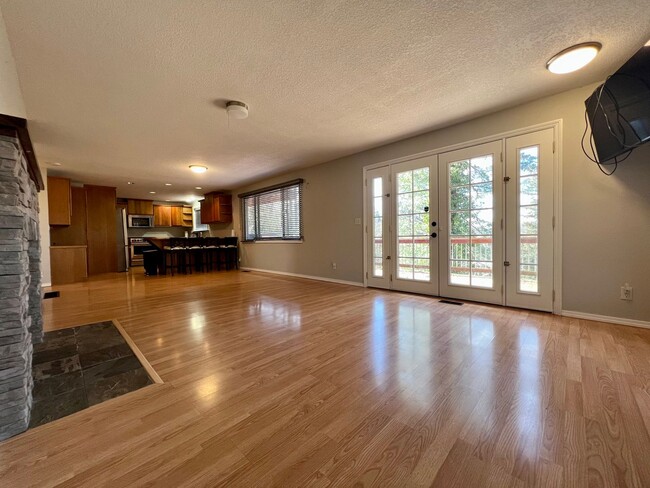 Building Photo - Charming and Spacious Home in a Convenient Gresham Location!