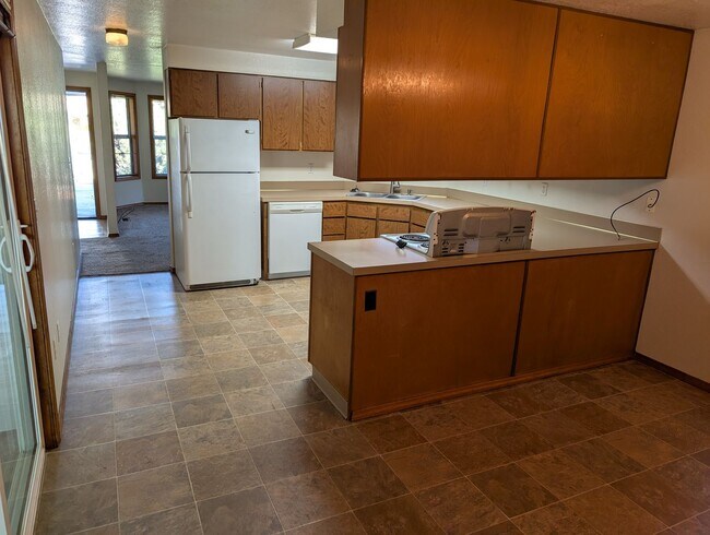 Building Photo - Great location off of Gary Lane and State ...