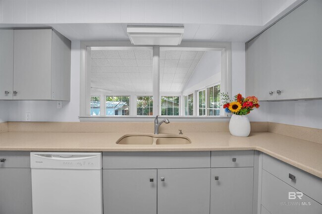 Building Photo - 252 South Dr