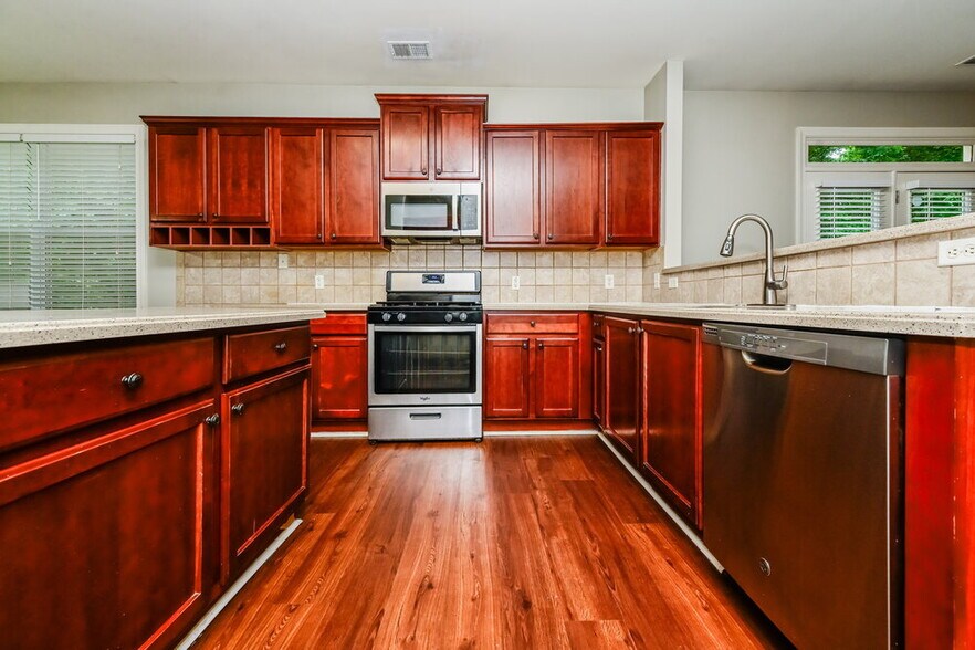 Building Photo - 2420 McIntosh Dr