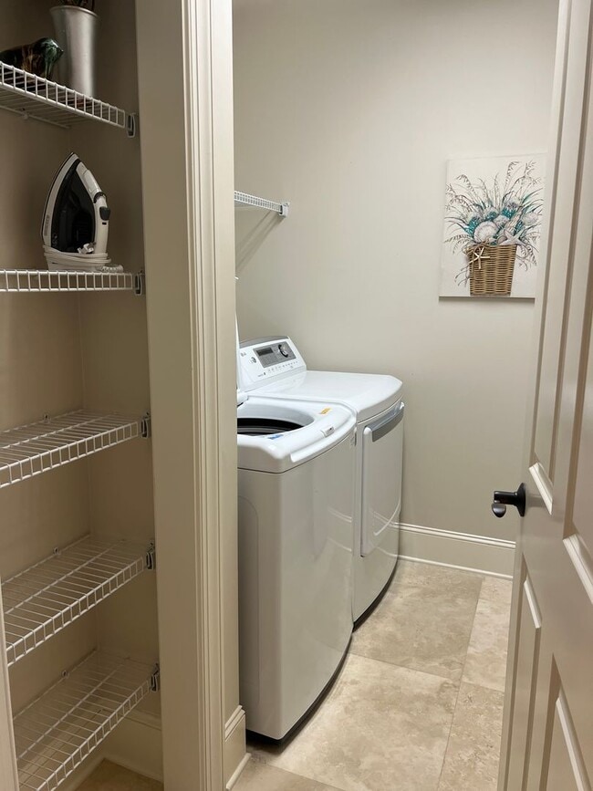 Building Photo - Walk to the Beach from this Furnished and Renovated Condo!