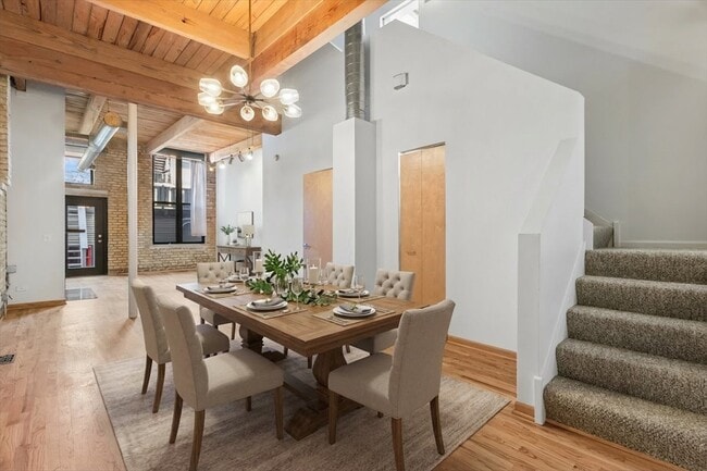 Building Photo - 1140 W Cornelia Ave