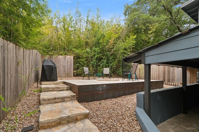 Building Photo - 1501 Rockdale Cir