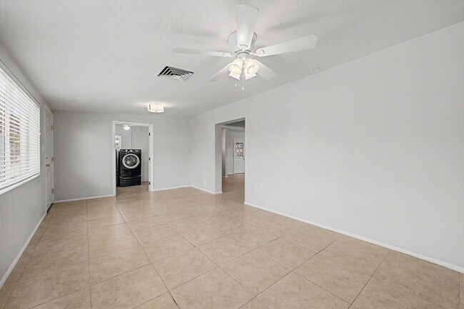 Building Photo - 2514 E Campbell Ave