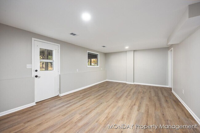 Building Photo - 945-947 Lancashire Ct SE