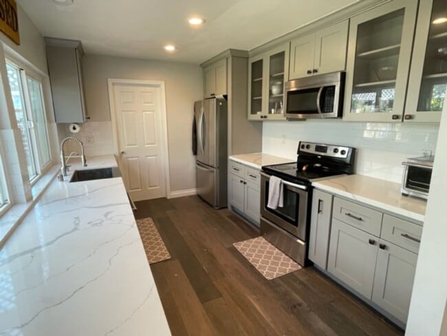 Building Photo - Light Bright 4 bedroom in Irvine