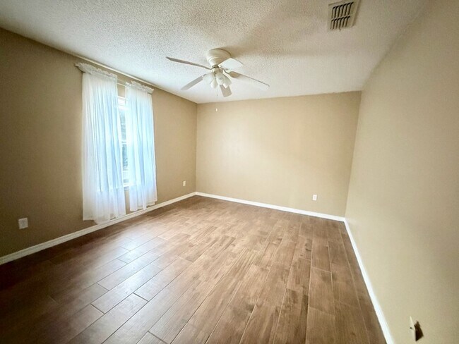 Building Photo - 2070 Catline Cir