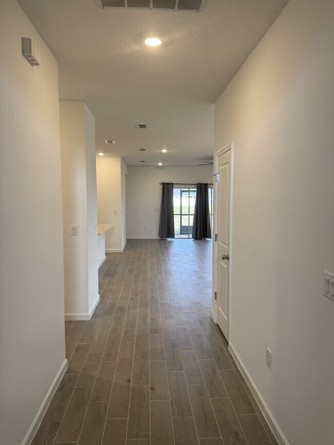 Building Photo - "Spacious 4-Bed Oasis with Granite Finishes & Guest Suite in Jacksonville!"