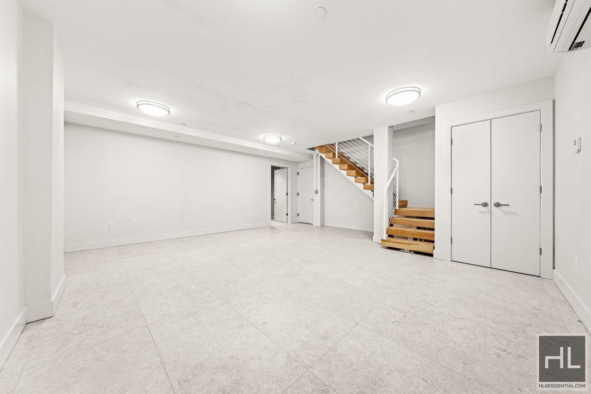 Building Photo - BRUCKNER BOULEVARD