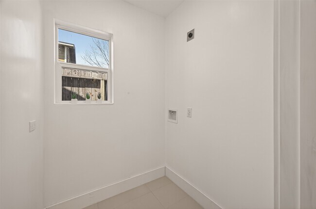 Building Photo - 339 E Delz Dr