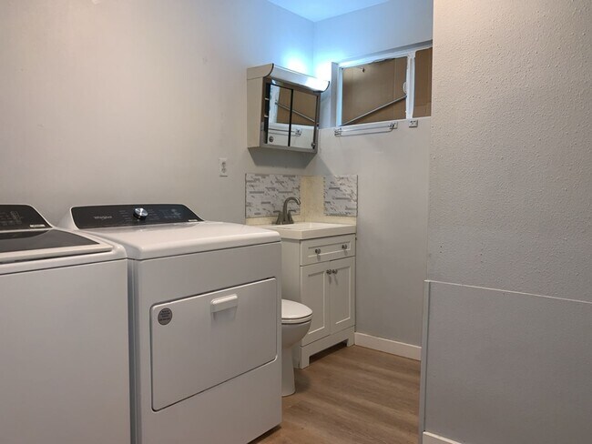 Building Photo - Spacious 3 Bed 2.5 bath Kent Split-Level home