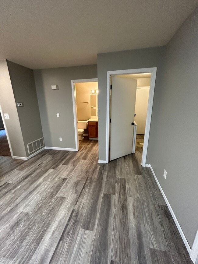 Building Photo - 2650 E Oakbrook Dr
