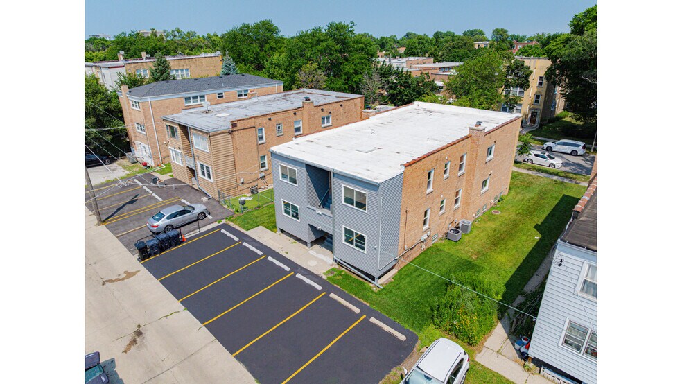 Building Photo - 8914 Lamon Ave