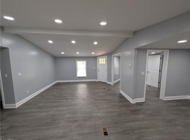 Building Photo - 344 Wilshire Dr