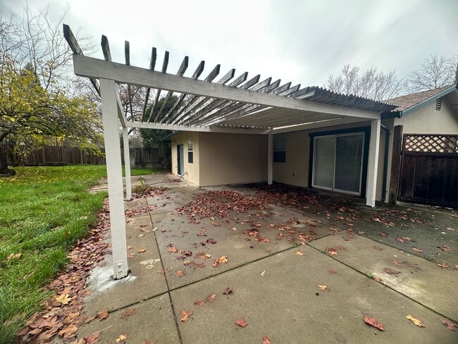 Building Photo - Three Bedroom 2 Bathoom with Large Yard