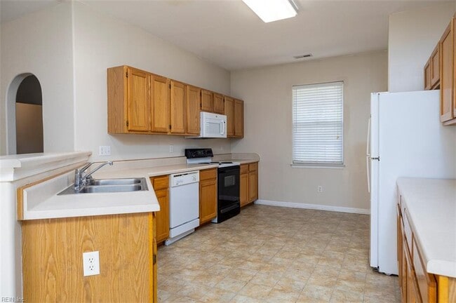Building Photo - 5819 Woodside Ln