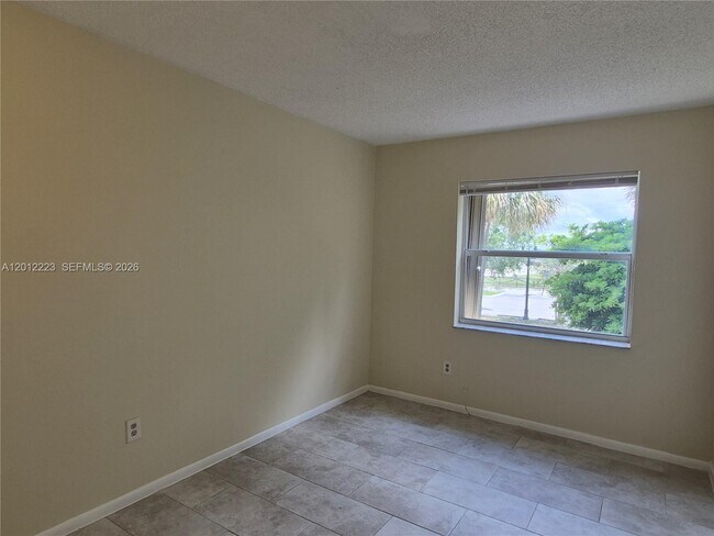 Building Photo - 6528 SW 41st Ct