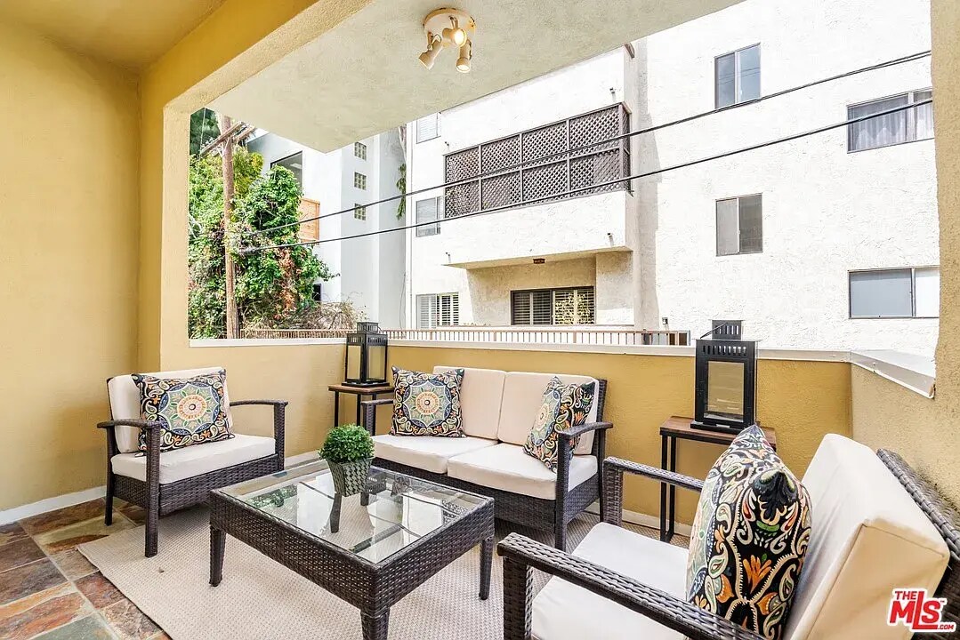 Spacious Balcony - 1410 S Bentley Ave